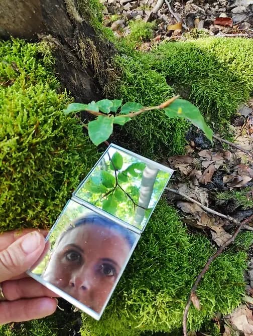 Ich mit Spiegel im Wald