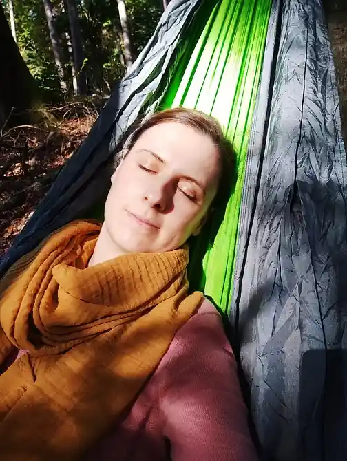 Ich in einer Hängematte im Wald